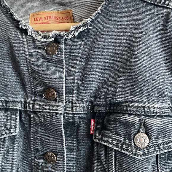 •Levi’s Jean Denim Jacket - Picture 7 of 9